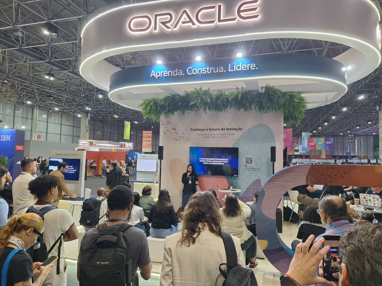 Mariane Dib durante palestra para a Oracle no Web Summit Rio